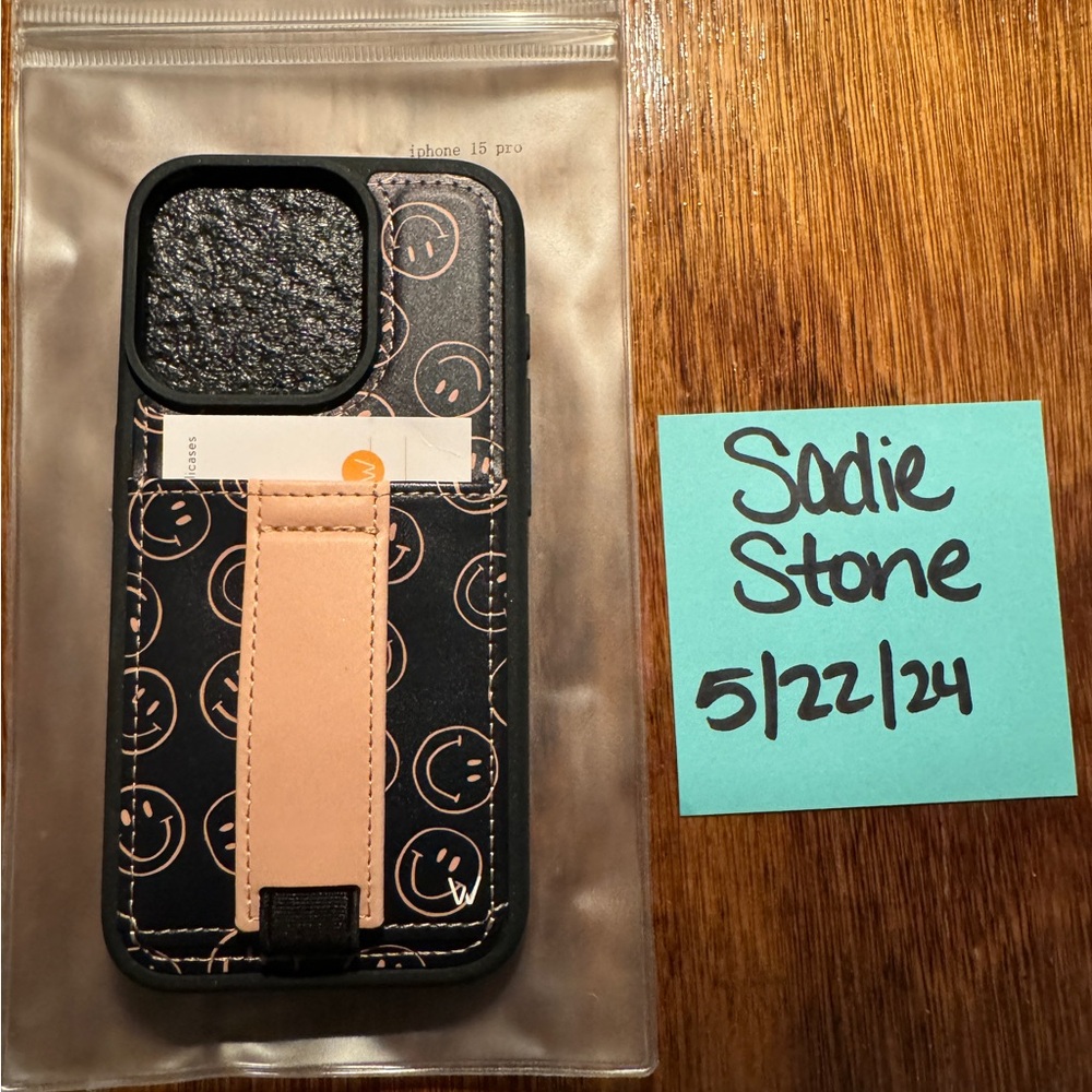 iPhone 15 Pro Smile Squad Walli Case
